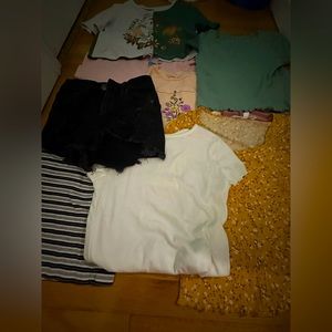 Im selling a pack of clothes, barley worn all perfect condition